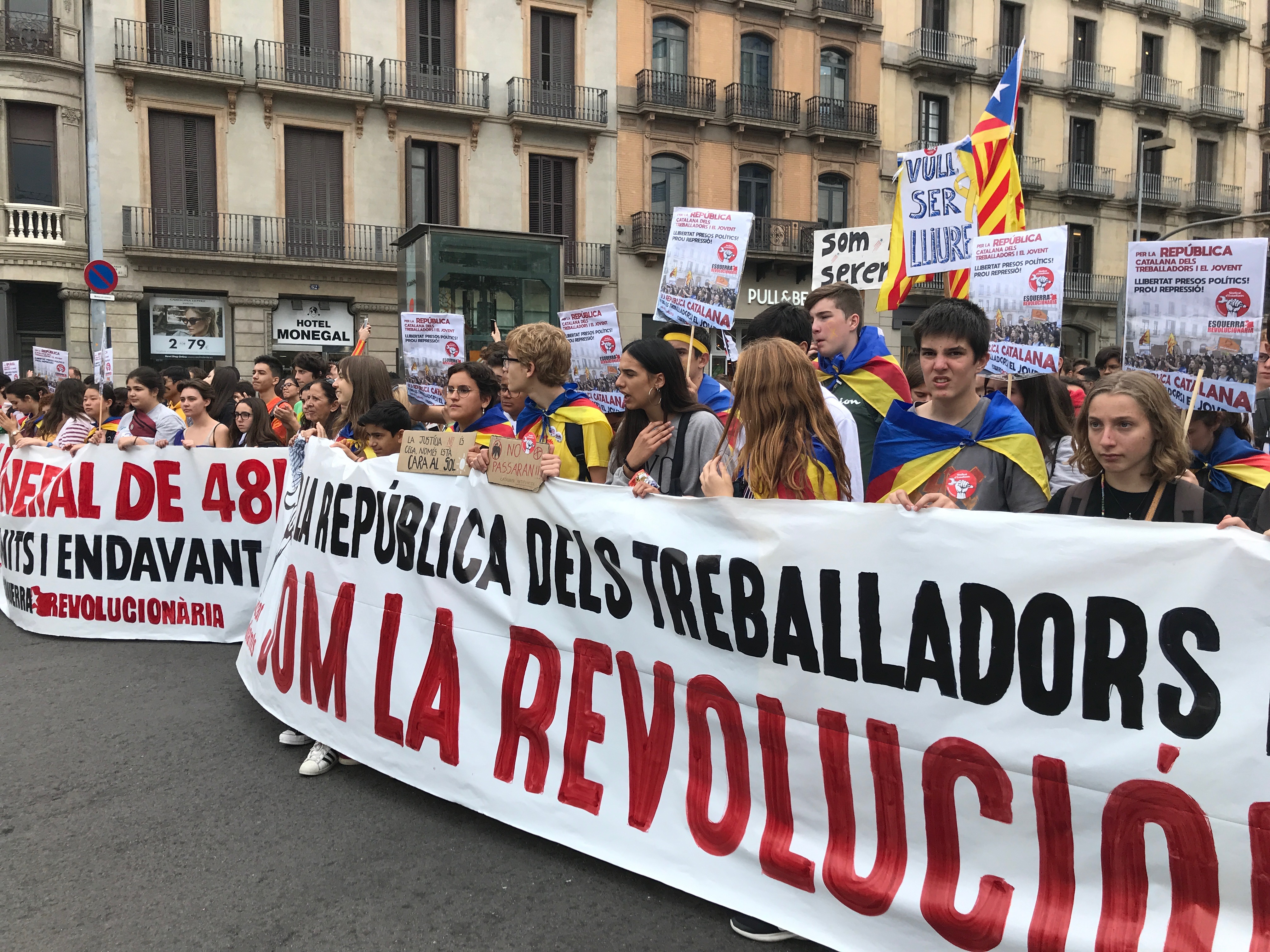 Student strikers march through the center of Barcelona on October 31, 2019 in favor of independence (by Cristina Tomàs White)